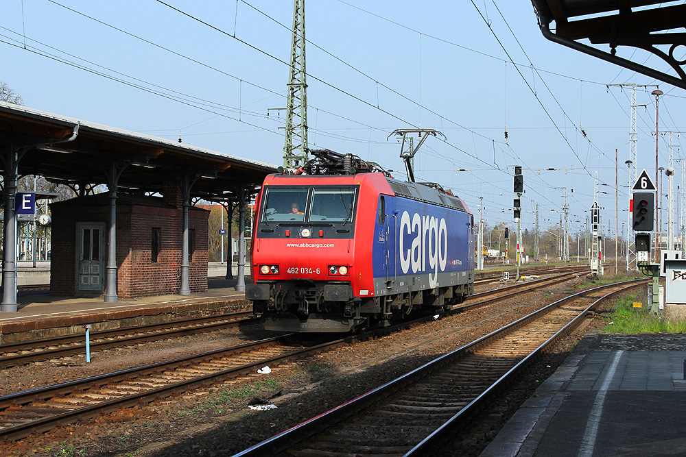 02.04.2014 16:30 Uhr - 482 034 von SBB-Cargo fährt leer aus Richtung Magdeburg kommend in Richtung Wittenberge durch.