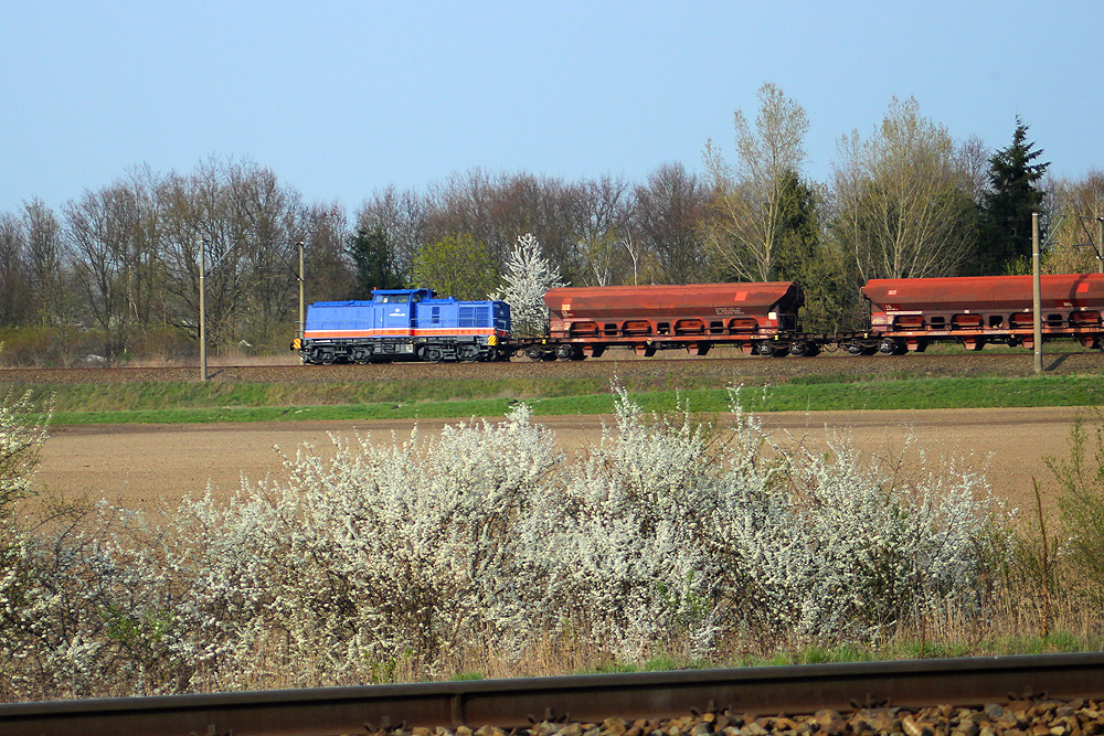 02.04.2014 17:08 Uhr - ,... am Zugschluß hing die Raildox 293 002 dran.