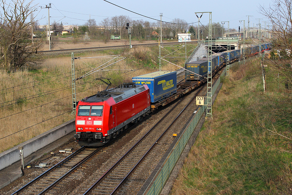 02.04.2014 17:18 Uhr - Der LKW-Walter Rostock - Novara fährt nach dem Kopfmachen mit 185 186 in Richtung Oebisfelde aus.