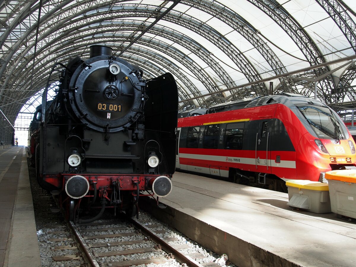 03 001 und 442 151 im Hauptbahnhof Dresden am 19.04.2015.