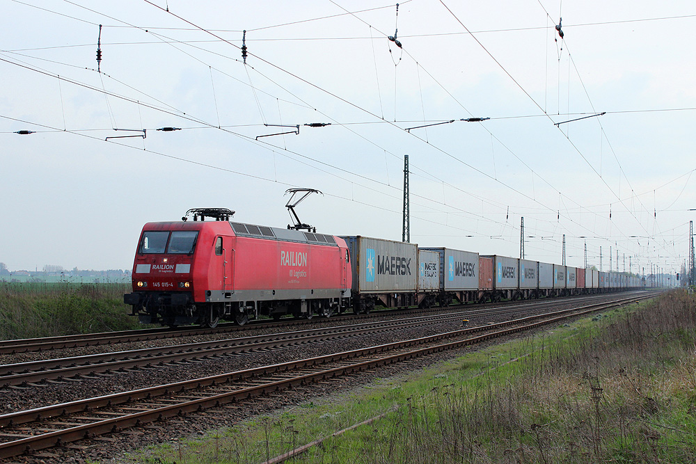 03.04.2014 15:57 Uhr - 145 015 durchfährt Angern-Rogätz mit einem Containerzug in Richtung Stendal.