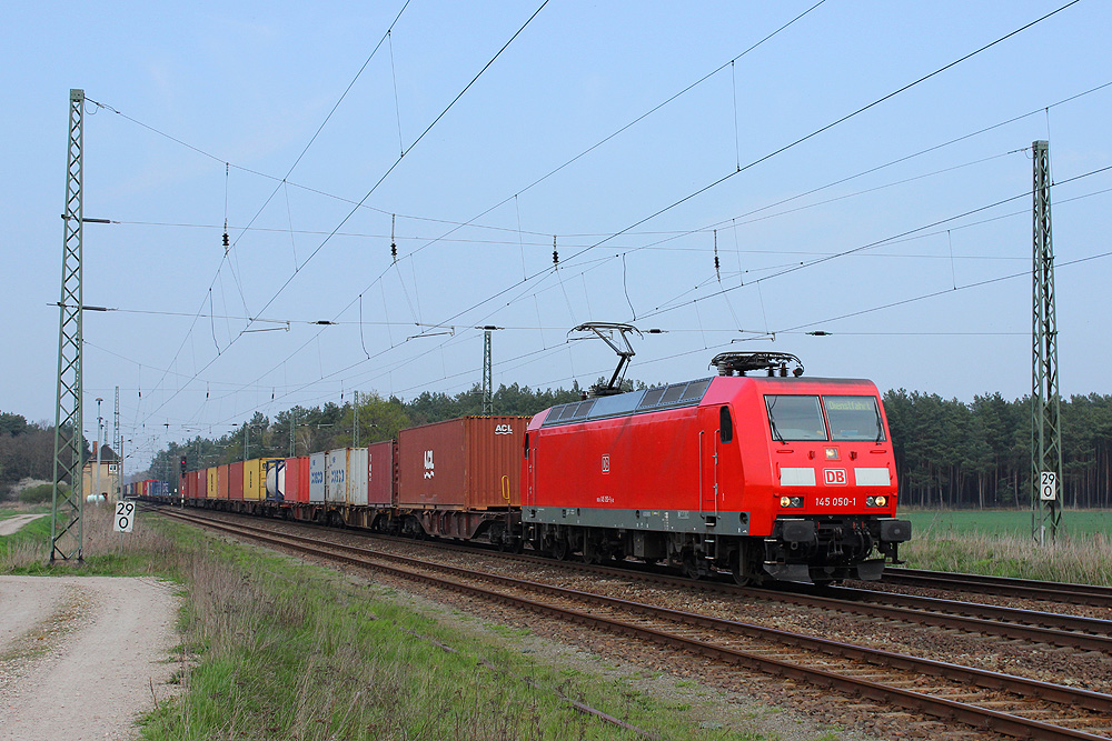 03.04.2014 15:59 Uhr - 145 050 durchfährt Angern-Rogätz mit einem Containerzug in Richtung Magdeburg.