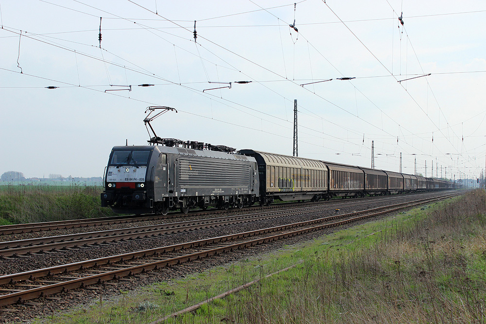 03.04.2014 16:09 Uhr - MRCE / TXL 189 935 durchfährt Angern-Rogätz mit dem leeren Zellstoffzug Pordenone - Rostock.