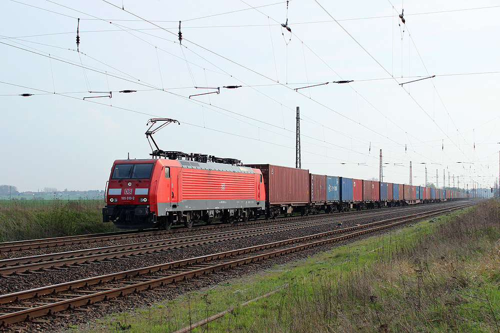 03.04.2014 16:16 Uhr - 189 010 durchfährt Angern-Rogätz mit einem Containerzug in Richtung Stendal.