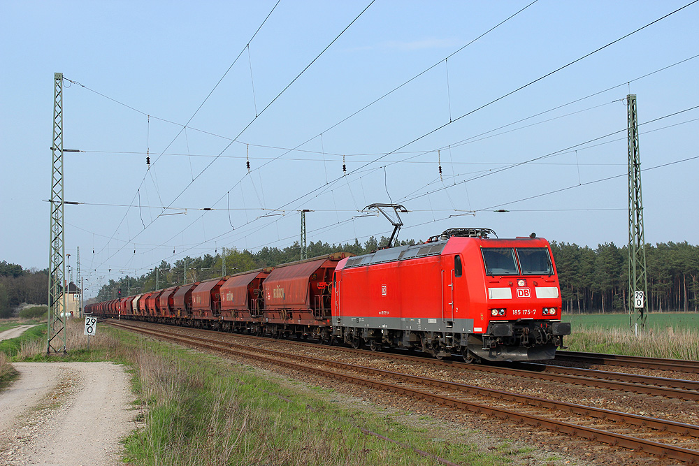 03.04.2014 16:42 Uhr - 185 175 durchfährt Angern-Rogätz mit dem leeren Kalizug nach Bernburg.