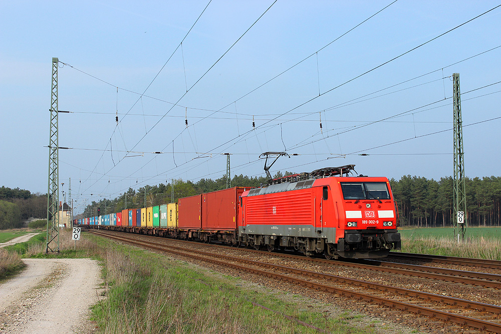 03.04.2014 17:05 Uhr - 189 002 durchfährt Angern-Rogätz mit einem Containerzug in Richtung Magdeburg.