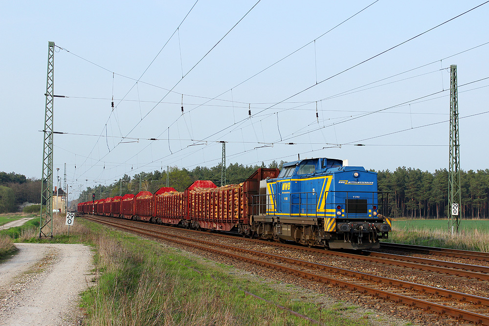 03.04.2014 17:36 Uhr - MWB V 1702 durchfährt Angern-Rogätz mit einem Holzzug in Richtung Magdeburg.