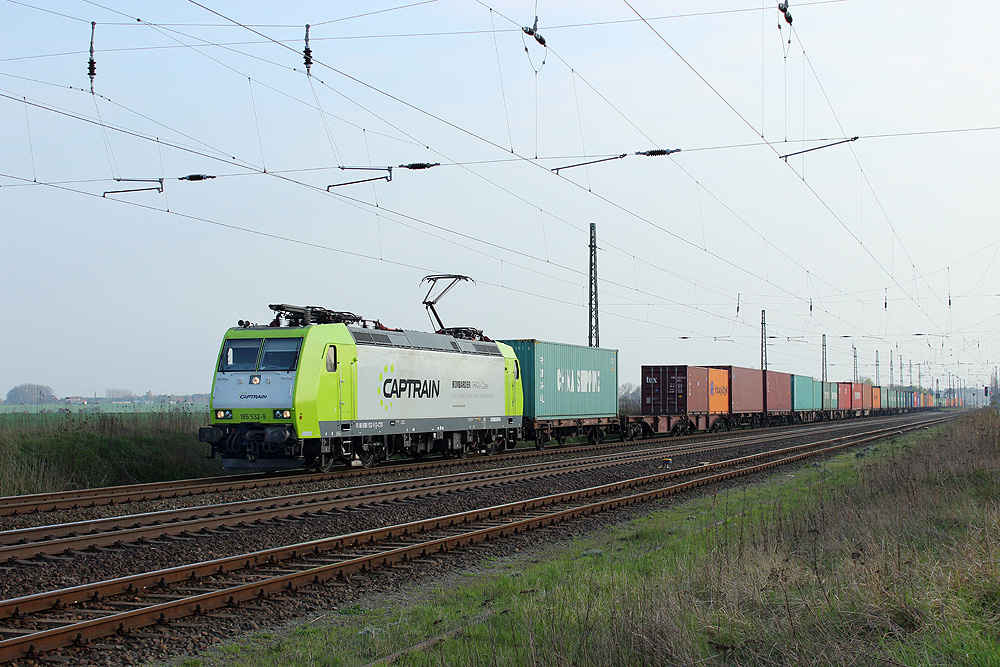03.04.2014 17:41 Uhr - Captrain 185 532 durchfährt Angern-Rogätz mit einem Containerzug in Richtung Stendal.