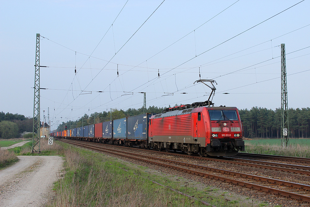 03.04.2014 17:50 Uhr - 189 011 durchfährt Angern-Rogätz mit einem Containerzug in Richtung Magdeburg.