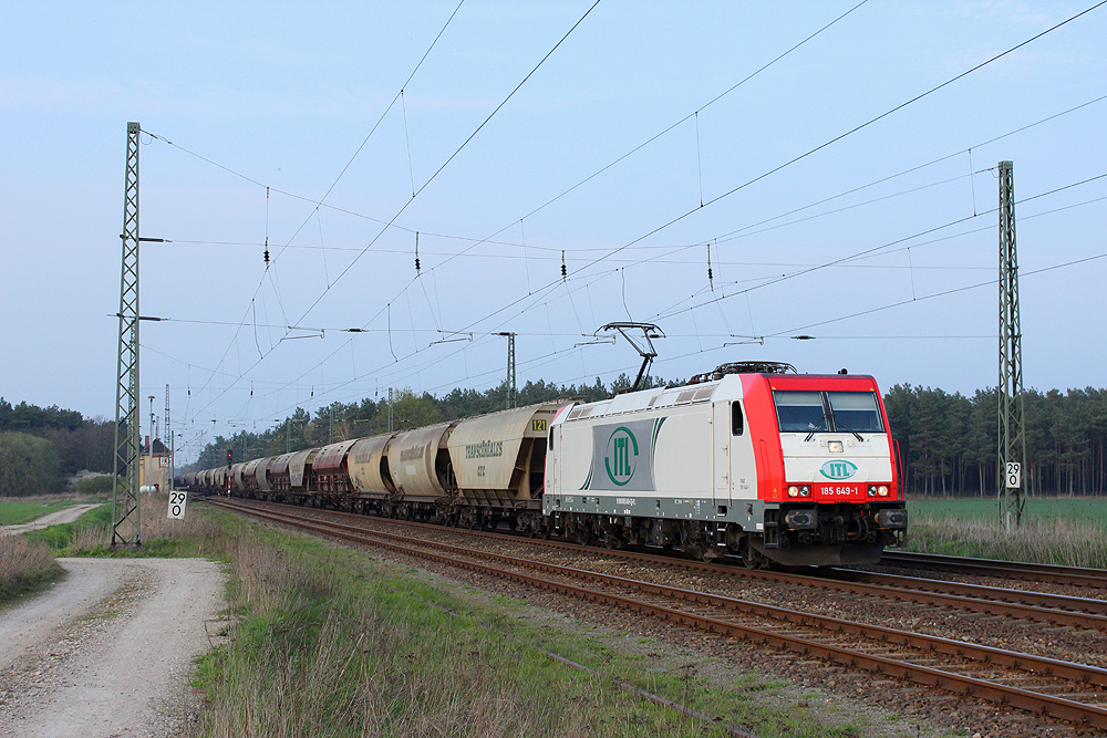 03.04.2014 18:01 Uhr - ITL 185 649 durchfährt Angern-Rogätz mit einem Transcerealeszug in Richtung Magdeburg.