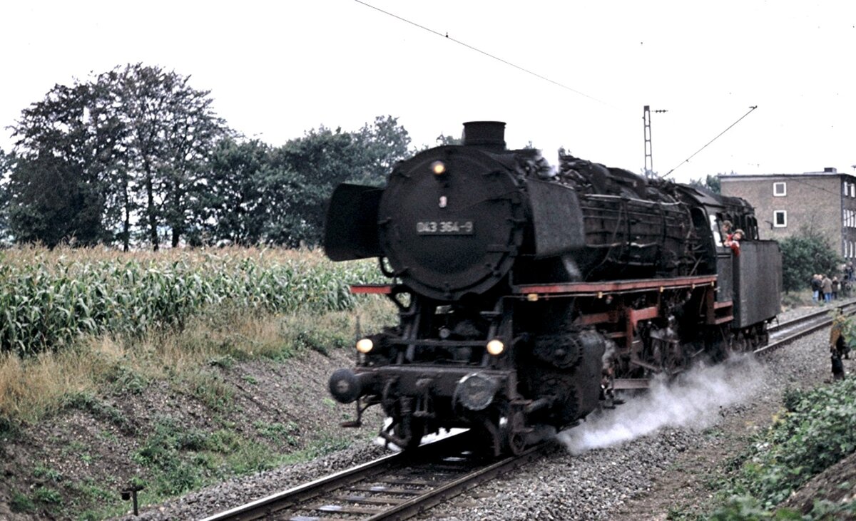 043 364-9 mit Führerstandsmitfahrten in Rheine am 10.09.1977.