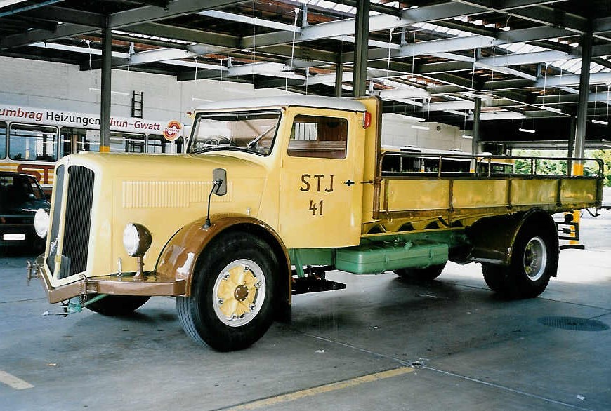 (043'210) - Aus dem Archiv: STI Thun - Nr. 41 - Berna (ex Nr. 141; ex Nr. 41) am 11. September 2000 in Thun, Garage