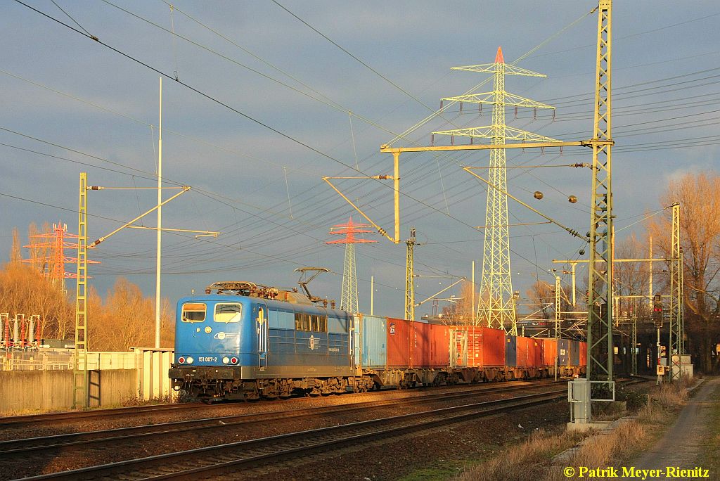 05/02/2015:
EGP 151 007 mit Containerzug in Hamburg-Waltershof am Umspannwerk auf dem Weg nach Süden