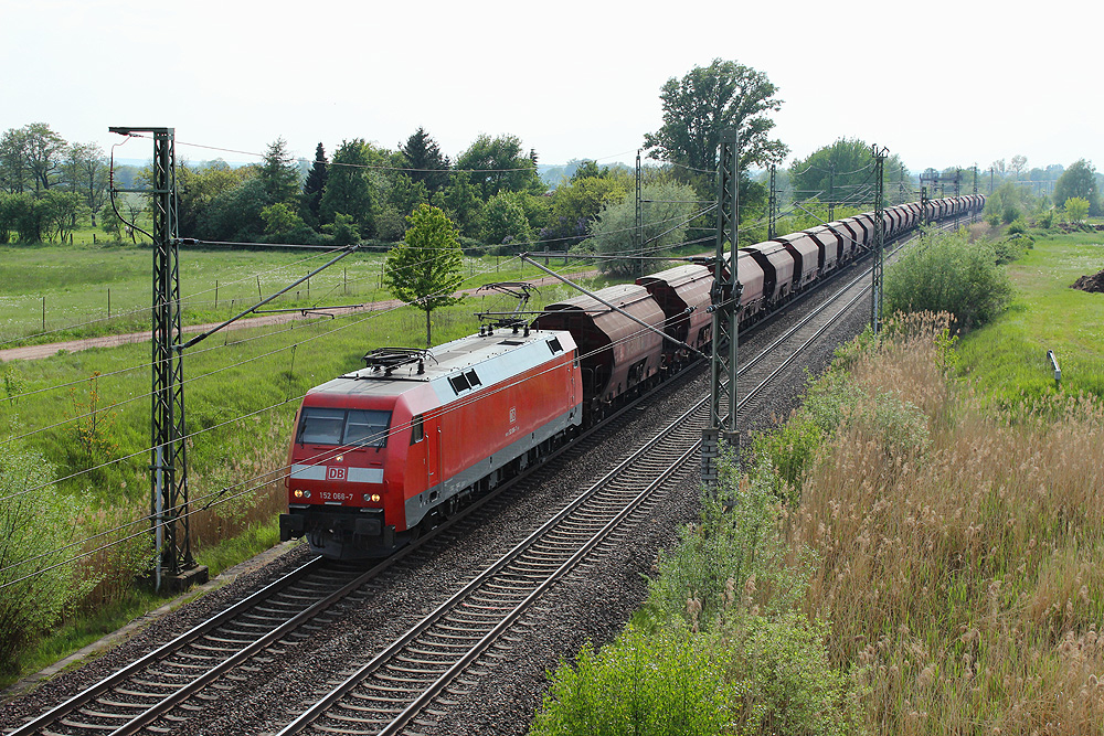 05.05.2014 17:08 Uhr - 152 066 kommt mit dem leeren Kalizug Hamburg - Zielitz aus Richtung Oebisfelde.