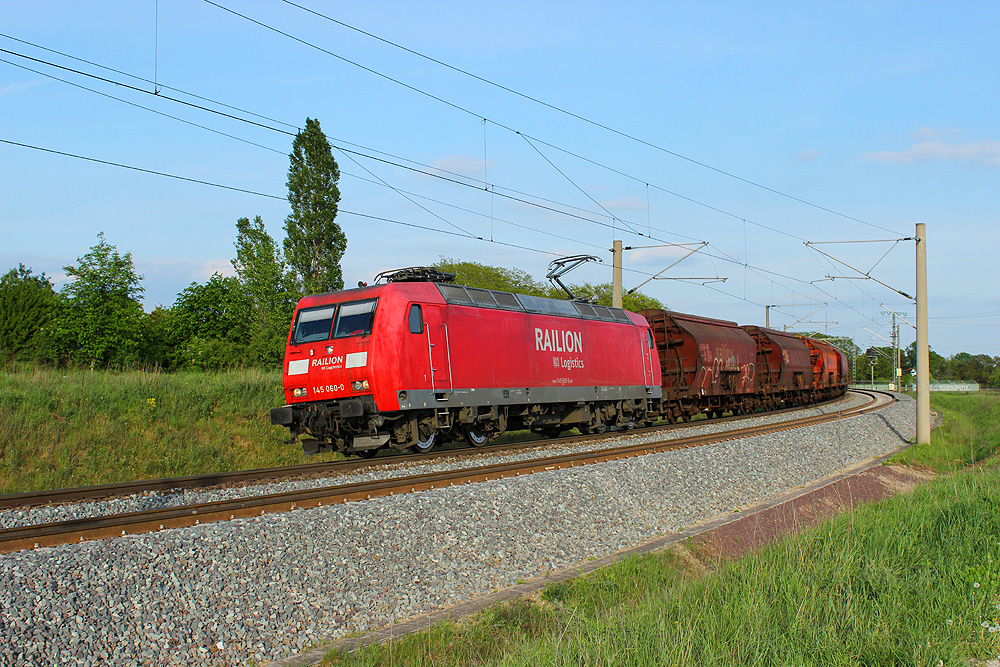 05.05.2014 18:35 Uhr - 145 060 fährt mit dem Kalizug Baalberge- Wismar in Richtung Wittenberge.