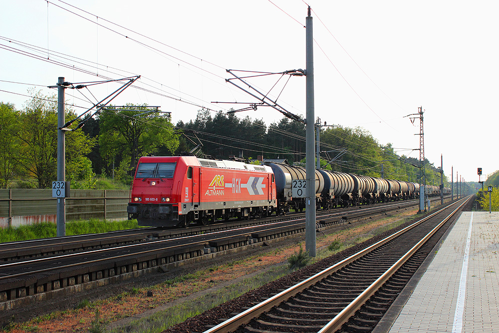 05.05.2014 19:03 Uhr - HGK 185 603 fährt mit einem Kesselzug ostwärts durch Jävenitz.