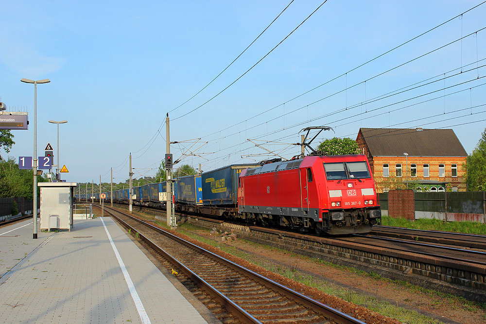 05.05.2014 19:06 Uhr - Der LKW-Walter Rostock - Novara hat es endlich auch bis Jävenitz geschafft, Zuglok war 185 367.