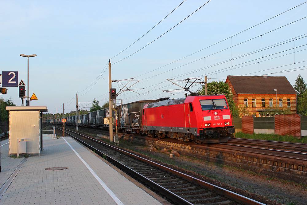 05.05.2014 20:07 Uhr - 185 341 durchfährt mit dem Megacombi Berlin - Köln Jävenitz.