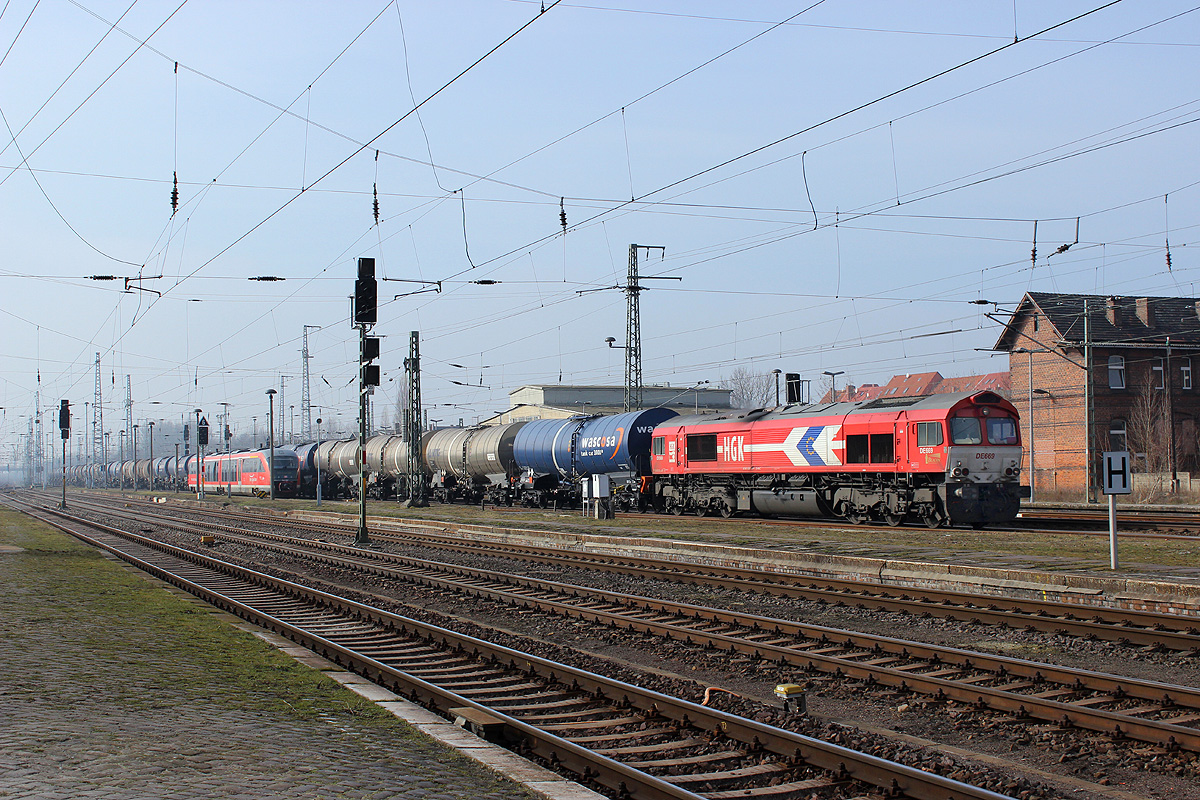 07.03.2014 13:33 Uhr - Der HGK-Kesselzug fährt mit DE 669 aus Richtung Salzwedel kommend in Richtung Rathenow durch den Bahnhof Stendal.