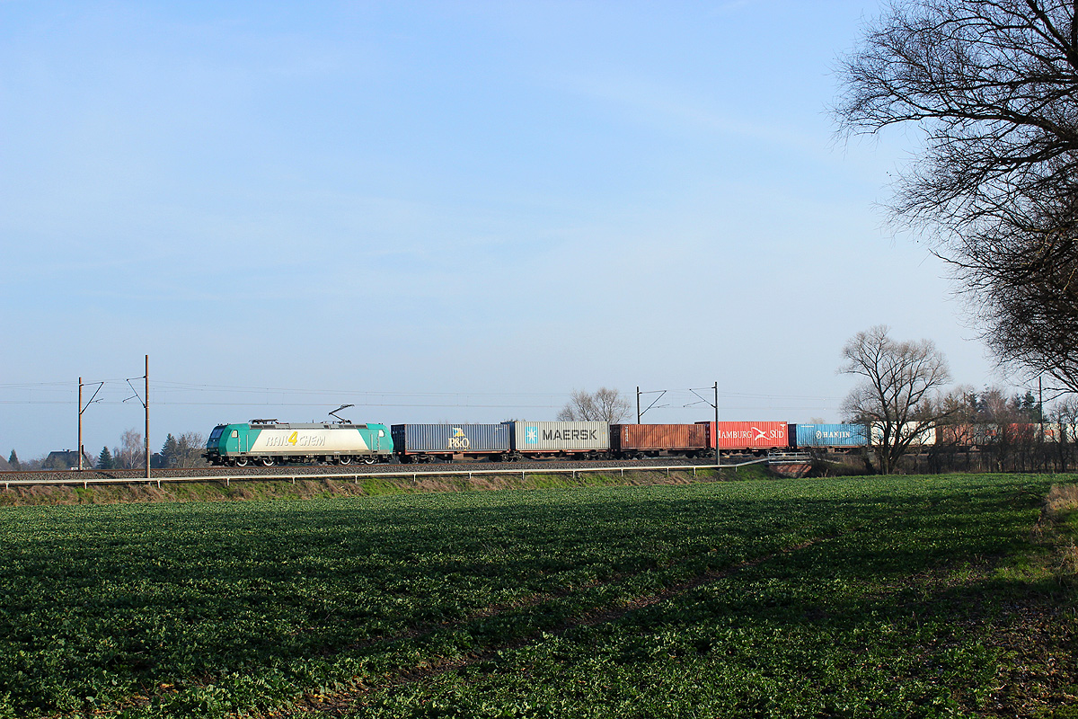 07.03.2014 15:57 Uhr - Bei Demker fuhr mir als erstes die R4C 185-CL 006 mit einem Containerzug in Richtung Stendal vor die Linse.