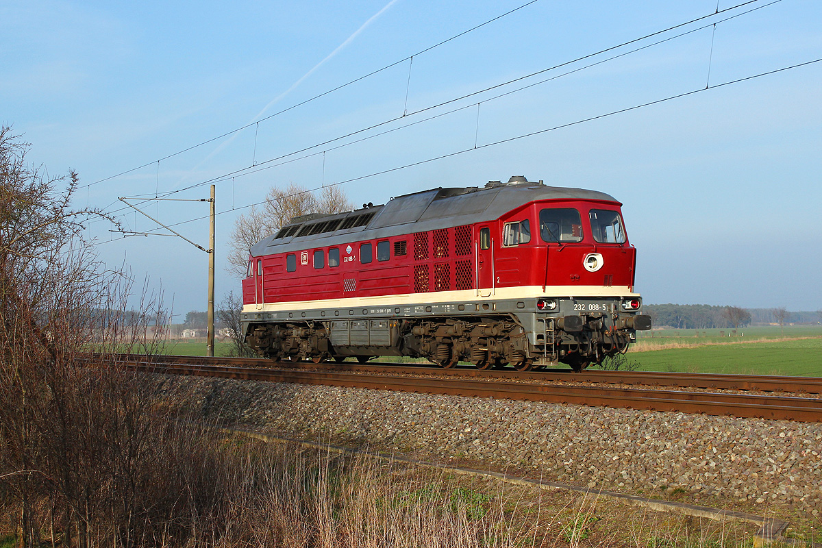 07.03.2014 16:24 Uhr - 232 088 der EfW mußte sich der Geschwindigkeit der Hybridlok anpassen und fuhr nach kurzem Halt am Blocksignal ebenfalls in Richtung Stendal hinterher.