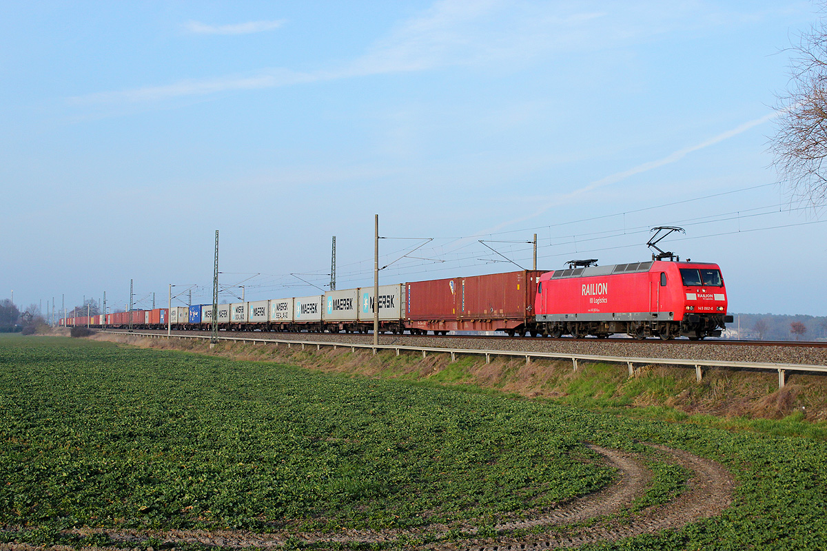 07.03.2014 16:43 Uhr - Im Blockabstand hinter dem IC kam 145 062 mit einem Containerzug.