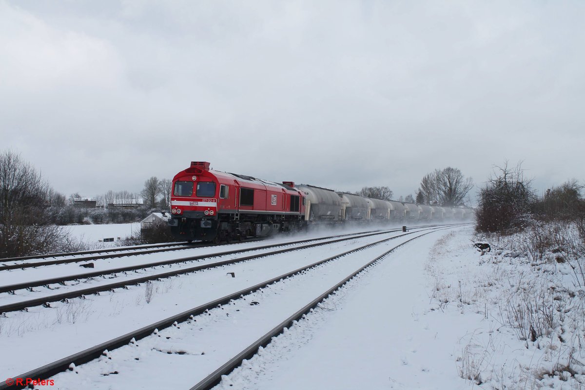 077 012-8 mit dem verspäteten Zementzug Rüdersorf bei Berlin nach Regensburg Hafen bei der Einfahrt von Wiesau/Oberpfalz. 28.02.20
