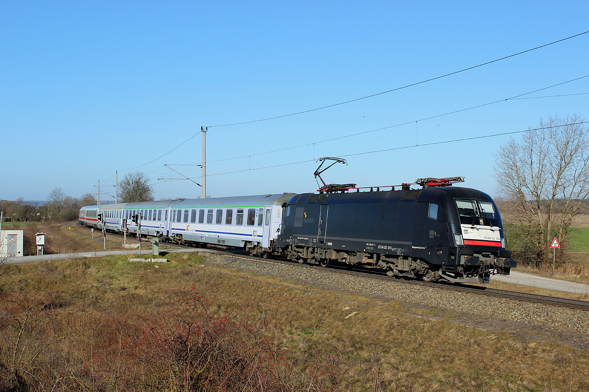 08.03.2014 09:24 Uhr - Heute hing vor dem verspäteten  Wawel  EC 249 Hamburg - Wroclaw endlich mal eine halbwegs saubere Lok - ES64U2-074 von MRCE.