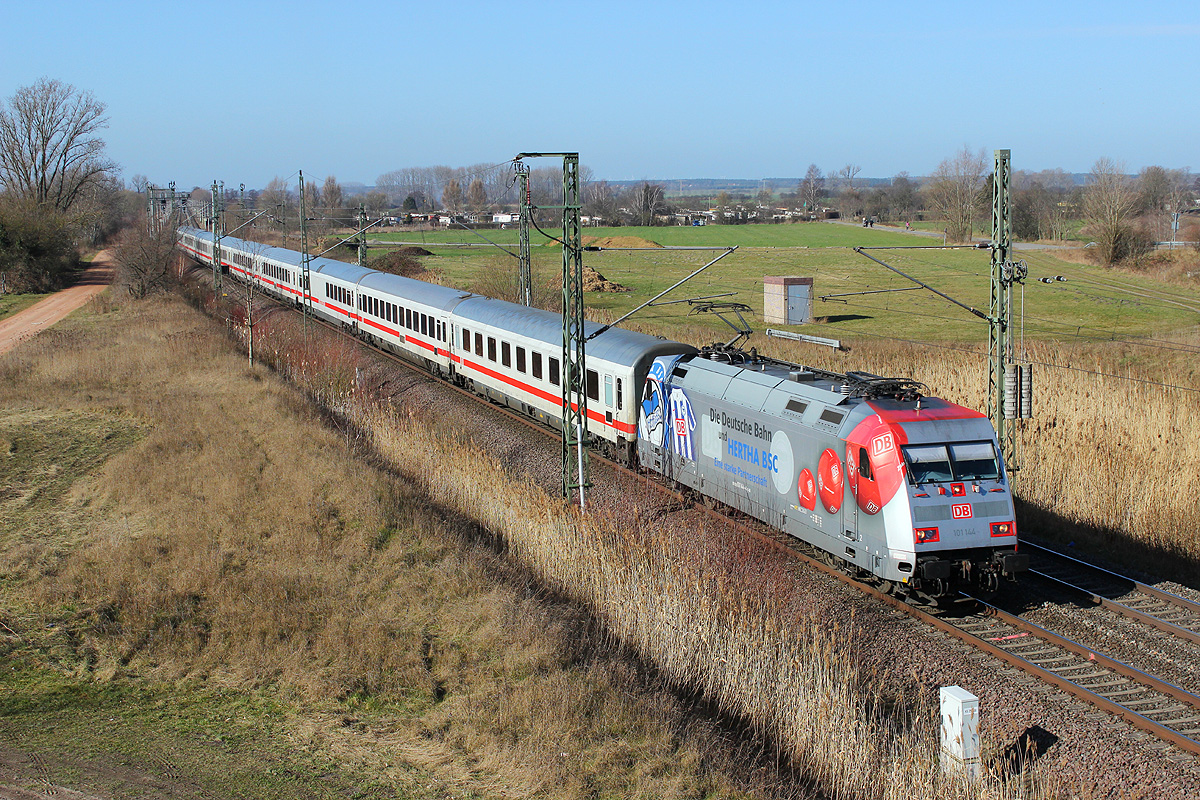 08.03.2014 10:34 Uhr - Auch der IC 2243 Bad Bentheim - Berlin war verspätet, gezogen von 101 144.