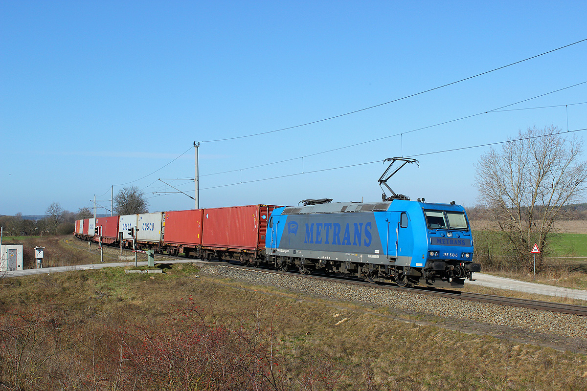 08.03.2014 10:37 Uhr - Die Metrans 185 510 kommt mit einem Containerzug aus Richtung Salzwedel.