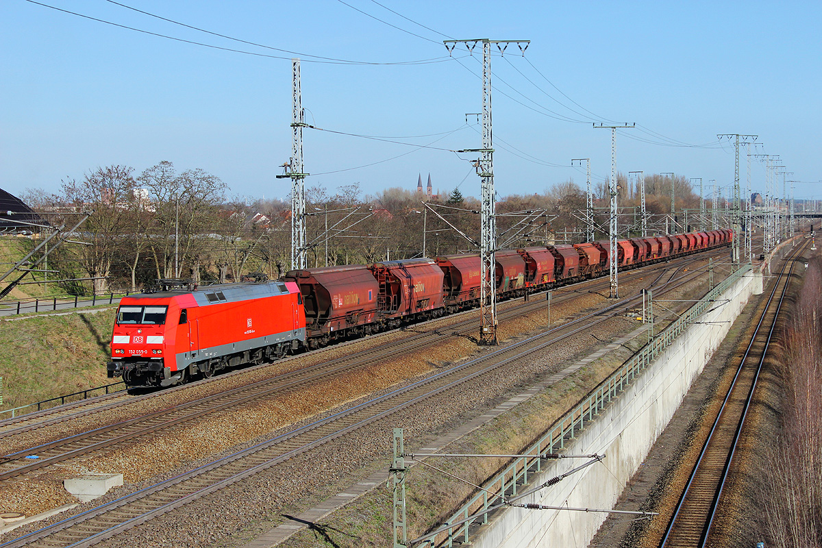 08.03.2014 14:14 Uhr - 152 055 fährt mit einem aus Richtung Magdeburg gekommenen Kalizug nach kurzem Betriebshalt im Pbf in Richtung Wittenberge weiter.