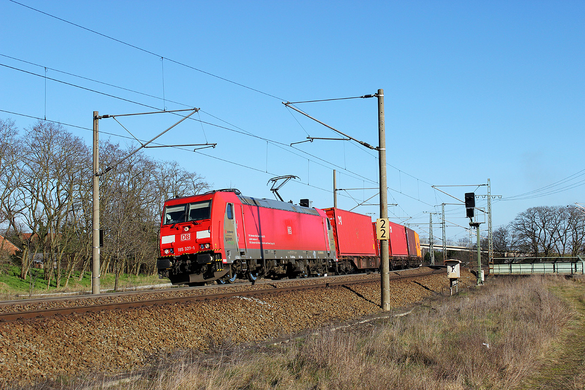08.03.2014 15:07 Uhr - 185 327 von DB Schenker Scandinavia fährt mit einem Containerzug in Richtung Wittenberge.