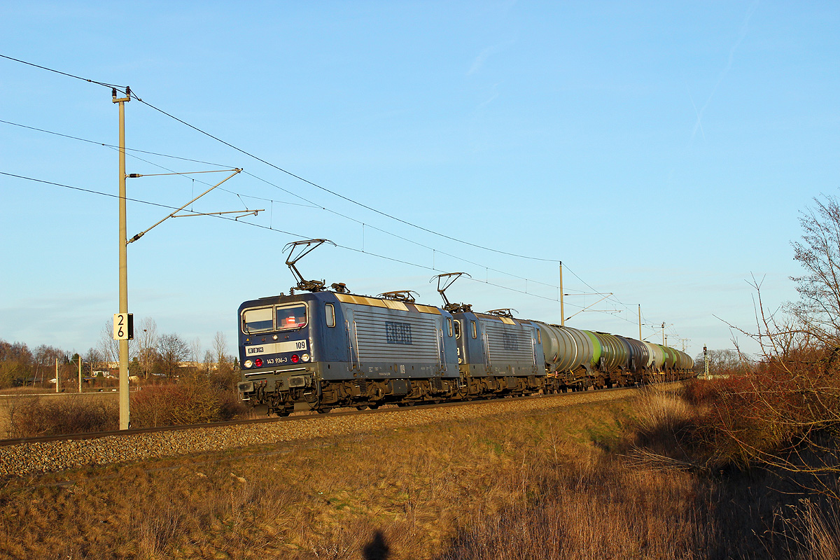 08.03.2014 17:18 Uhr - RBH 109 + 102 fahren mit einem Kesselzug in Richtung Salzwedel.