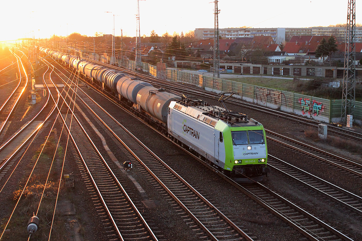 08.03.2014 17:47 Uhr - Die Captrain 185 543 fuhr mit einem Kesselzug aus Richtung Salzwedel in Richtung Magdeburg durch.