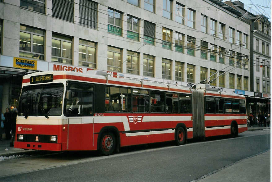 (082'520) - VB Biel - Nr. 67 - Volvo/R&J Gelenktrolleybus am 6. Januar 2006 in Biel, Guisanplatz