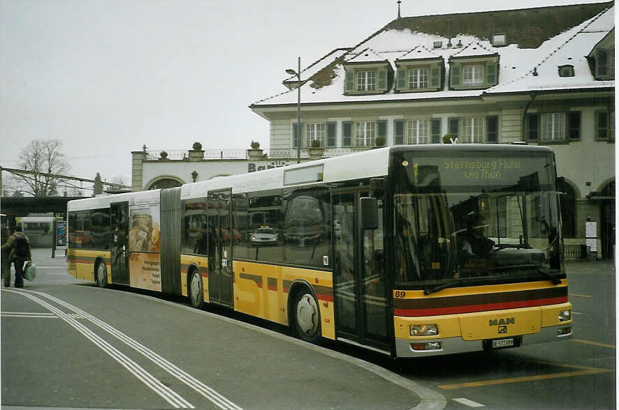 (082'907) - STI Thun - Nr. 89/BE 572'089 - MAN am 5. Februar 2006 beim Bahnhof Thun