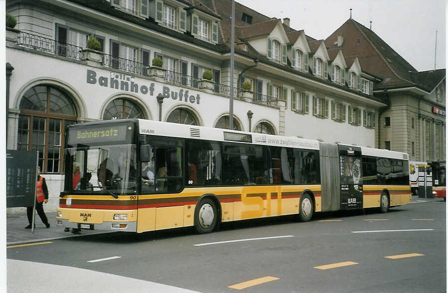 (084'418) - STI Thun - Nr. 90/BE 572'090 - MAN am 29. April 2006 beim Bahnhof Thun