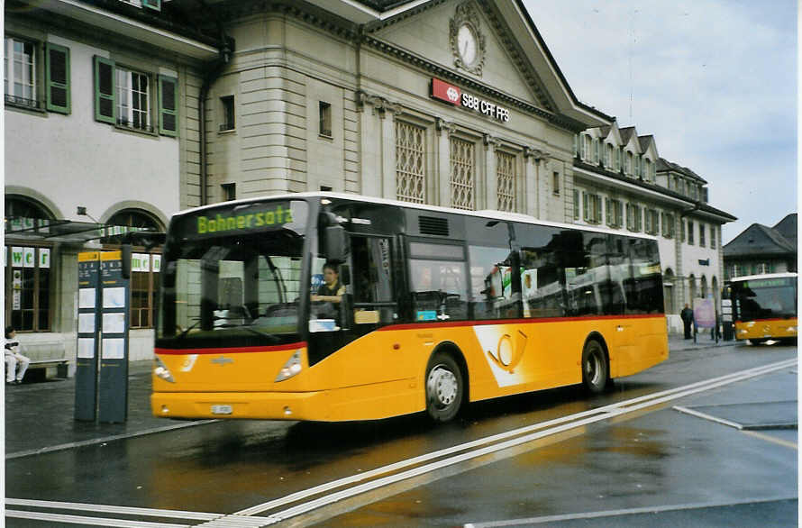 (085'125) - Moser, Teuffenthal - BE 60'582 - Van Hool (ex Burri, Teuffenthal) am 17. Mai 2006 beim Bahnhof Thun