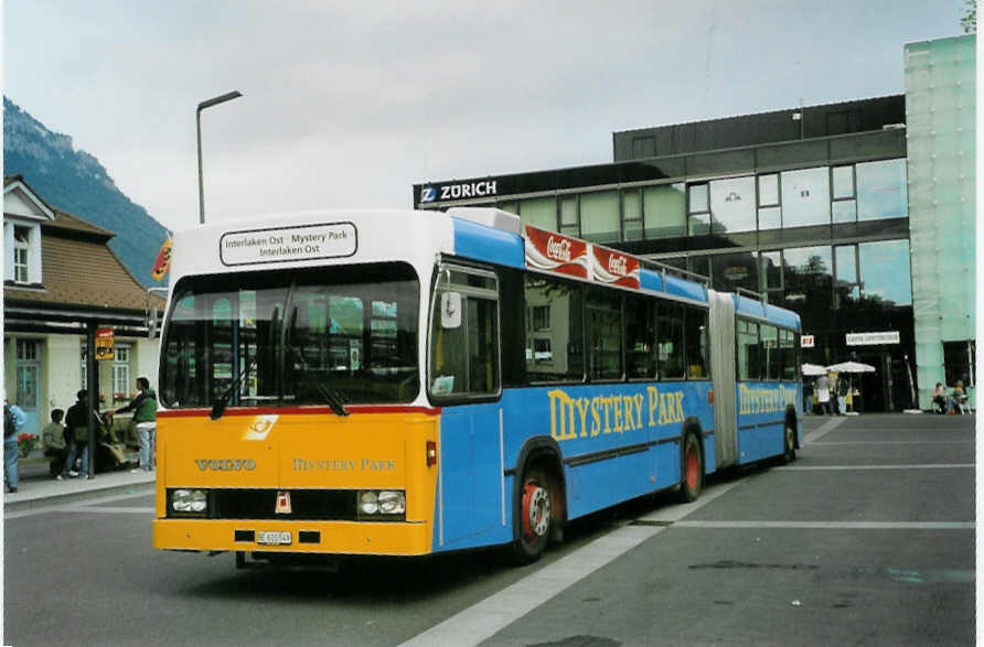 (085'830) - PostAuto Bern - BE 610'549 - Volvo/R&J (ex VB Biel Nr. 133) am 4. Juni 2006 beim Bahnhof Interlaken Ost