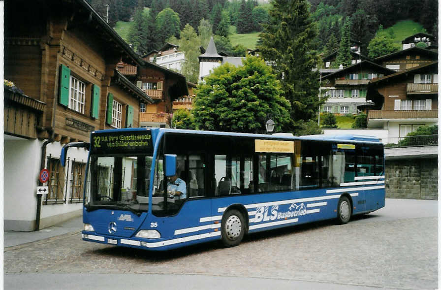 (087'224) - AFA Adelboden - Nr. 35/BE 19'692 - Mercedes (ex Nr. 1) am 9. Juli 2006 beim Autobahnhof Adelboden