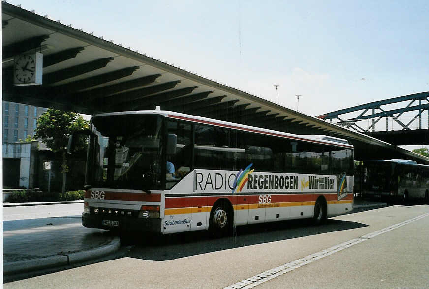 (087'402) - SBG Freiburg - FR-JS 347 - Setra am 24. Juli 2006 beim Bahnhof Freiburg