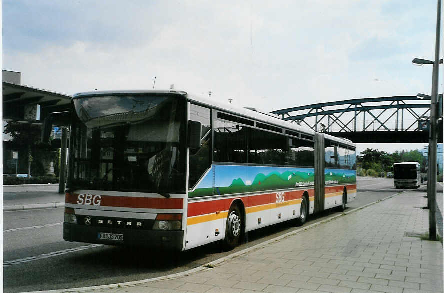 (087'412) - SBG Freiburg - FR-JS 705 - Setra am 24. Juli 2006 beim Bahnhof Freiburg