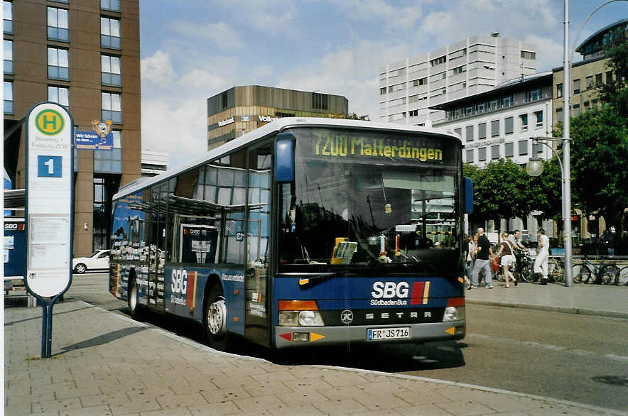 (087'418) - SBG Freiburg - FR-JS 716 - Setra am 24. Juli 2006 beim Bahnhof Freiburg