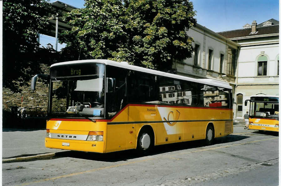 (088'012) - PostAuto Wallis - VS 241'975 - Setra am 26. Juli 2006 beim Bahnhof Brig