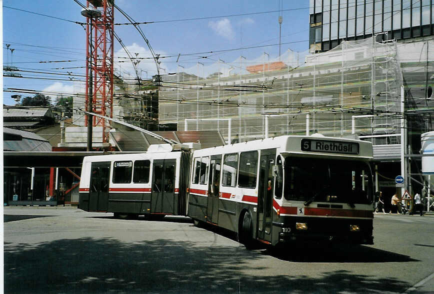 (088'128) - VBSG St. Gallen - Nr. 110 - Saurer/Hess Gelenktrolleybus am 28. Juli 2006 beim Bahnhof St. Gallen