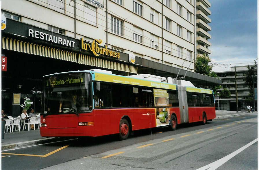 (089'105) - VB Biel - Nr. 89 - NAW/Hess Gelenktrolleybus am 19. August 2006 beim Bahnhof Biel