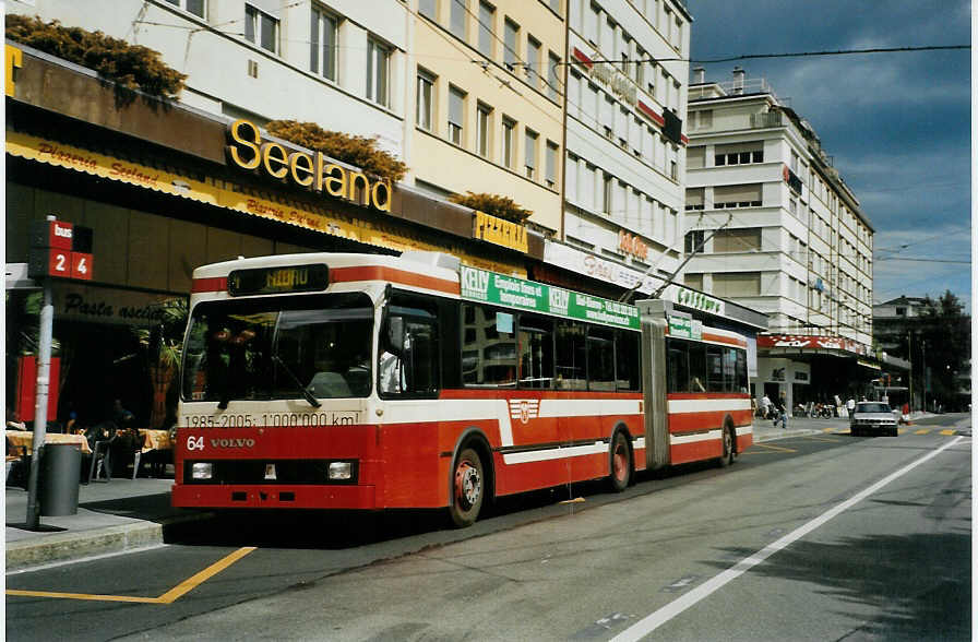 (089'106) - VB Biel - Nr. 64 - Volvo/R&J Gelenktrolleybus am 19. August 2006 beim Bahnhof Biel