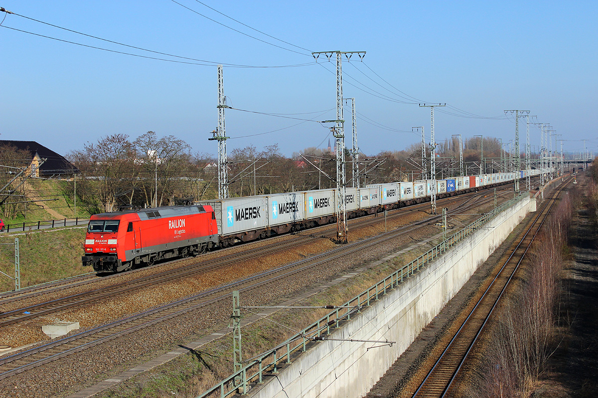 09.03.2014 14:27 Uhr - 152 117 fuhr mit einem Containerzug in Richtung Wittenberge hinterher.