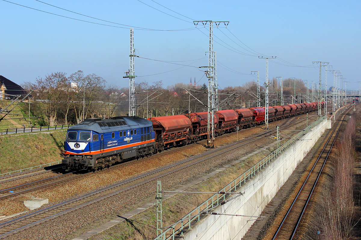 09.03.2014 14:29 Uhr - Die Raildox 232 103 hatte es nun auch eilig mit ihrem Düngerzug nach Poppendorf und nahm das linke Streckengleis Richtung Wittenberge.