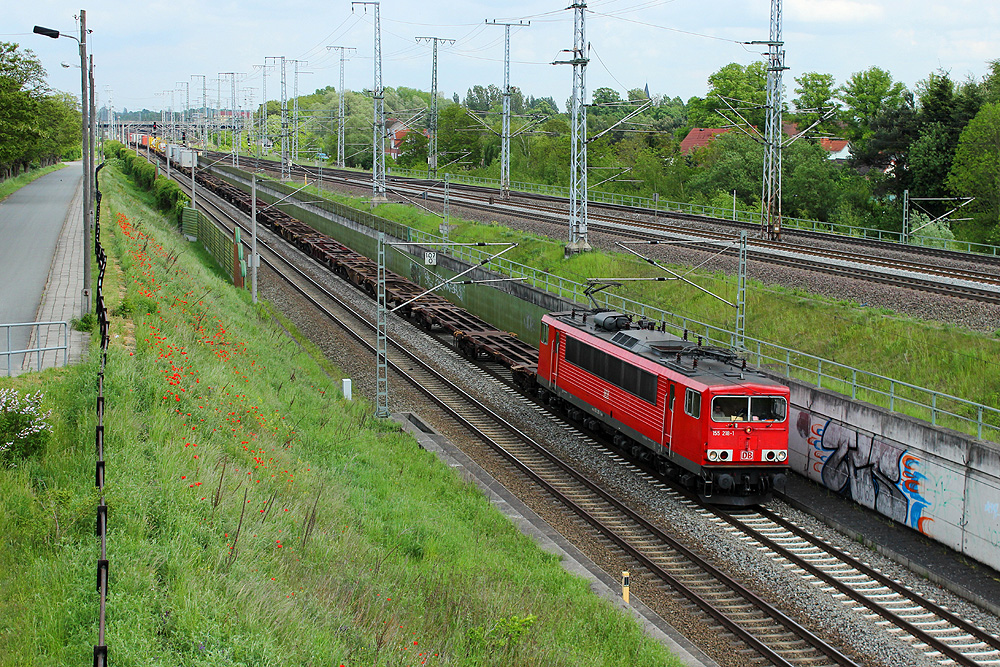 09.05.2014 15:02 Uhr - 155 218 fährt mit einem Containerzug aus Richtung Rathenow kommend in Richtung Oebisfelde.